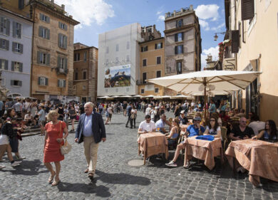 Fase 2: Raggi a Roma prova a salvare ristoranti e bar. Via libera ai tavoli