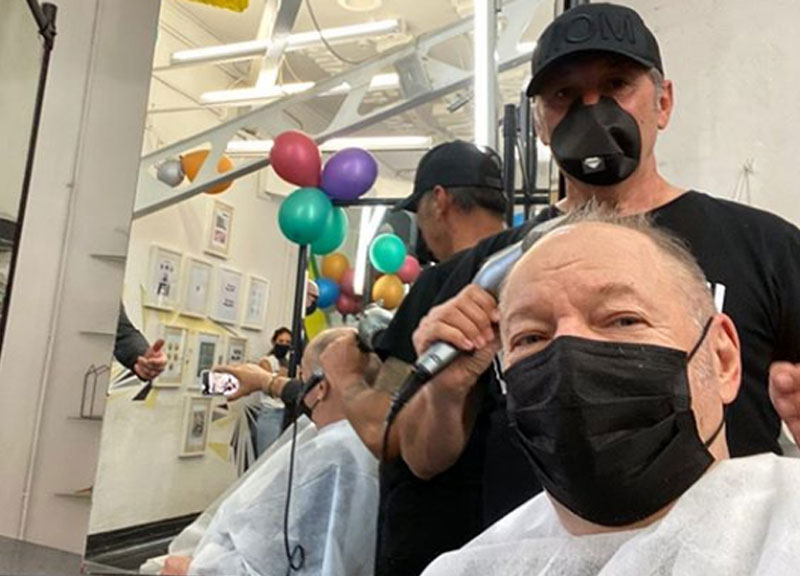 Vasco Rossi, riapre il suo barbiere. “Finalmente. Con le giuste distanze…” Vasco Rossi, riapre il suo barbiere. “Finalmente. Con le giuste distanze…”