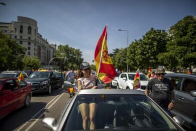Vox in Spagna protesta contro Sanchez con un corteo di auto