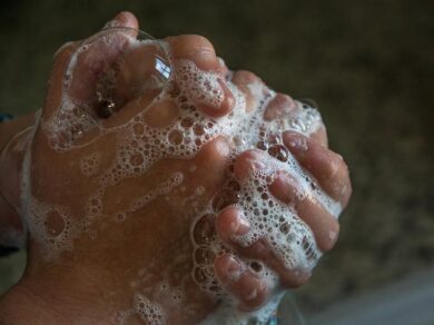 Coronavirus, Istat: “Mani lavate 12 volte al giorno”. Il picco il 13 marzo