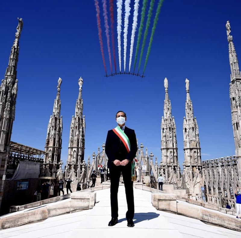 Frecce tricolori sorvolano Milano in vista del 2 giugno. FOTO Frecce tricolori sorvolano Milano in vista del 2 giugno. FOTO