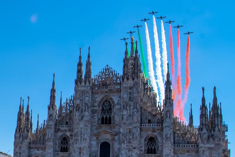 Frecce tricolori sorvolano Milano in vista del 2 giugno. FOTO Frecce tricolori sorvolano Milano in vista del 2 giugno. FOTO