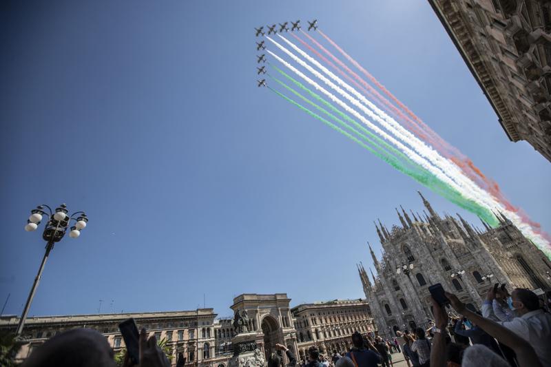 Frecce tricolori sorvolano Milano in vista del 2 giugno. FOTO Frecce tricolori sorvolano Milano in vista del 2 giugno. FOTO