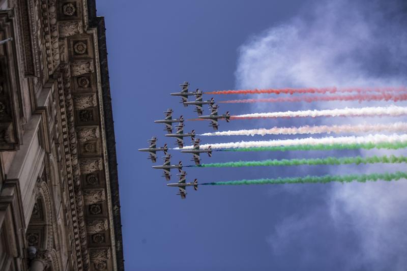 Frecce tricolori sorvolano Milano in vista del 2 giugno. FOTO Frecce tricolori sorvolano Milano in vista del 2 giugno. FOTO