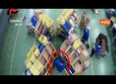 Microcamera nascosta incastra i dipendenti delle Poste, ecco come rubavano la corrispondenza