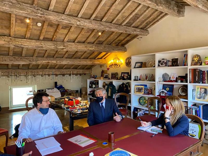 Meloni ironizza sull’ufficio di Salvini:“È ordinatissimo… molto vissuto”. FOTO