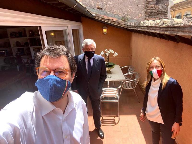 Meloni ironizza sull’ufficio di Salvini:“È ordinatissimo… molto vissuto”. FOTO