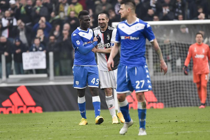 Brescia, Balotelli si allena dopo l’assenza di lunedì: colloquio con il ds Brescia, Balotelli si allena dopo l’assenza di lunedì: colloquio con il ds