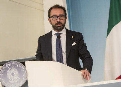 Giustizia, Bonafede sulla riforma: “Chi entra in politica non torna in toga”