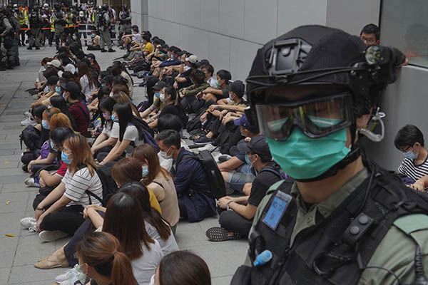 “Hong Kong non più autonoma” e Huawei: Usa e Cina flirtano col decoupling