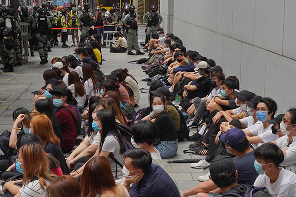 “Hong Kong non più autonoma” e Huawei: Usa e Cina flirtano col decoupling
