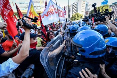 CARC davanti a Palazzo Lombardia. Protesta per commissariamento