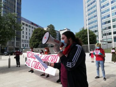 Milano, protesta in piazza degli studenti: “No alla bocciatura”. Foto
