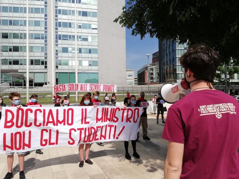 Milano, protesta in piazza degli studenti: “No alla bocciatura”. Foto