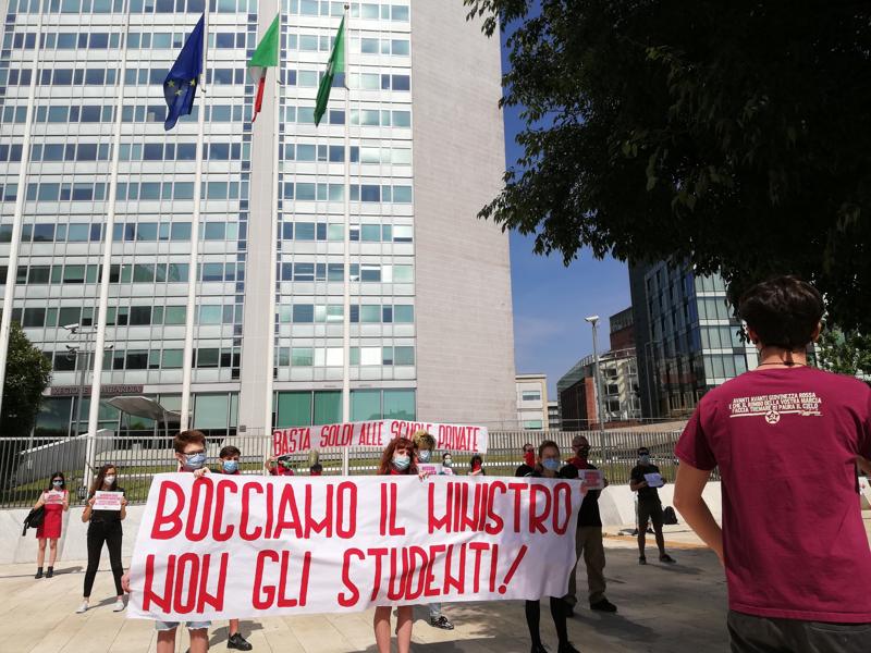 Milano, protesta in piazza degli studenti: “No alla bocciatura”. Foto