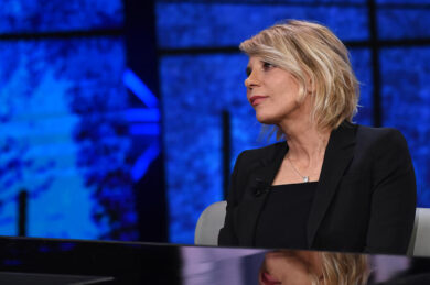 Ascolti tv, Maria De Filippi batte Nero a Metà con Claudio Amendola