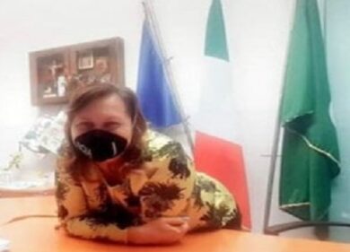 Mascherine “Boia chi molla”: bufera su sindaco e vice di Cologno
