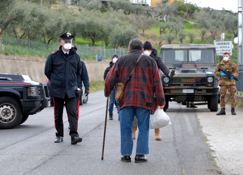 Coronavirus, Nerola ex zona rossa presenta il bracciale per il distanziamento