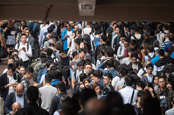 Hong Kong: Gb pronta a dare cittadinanza a 315.000 residenti Hong Kong: Gb pronta a dare cittadinanza a 315.000 residenti