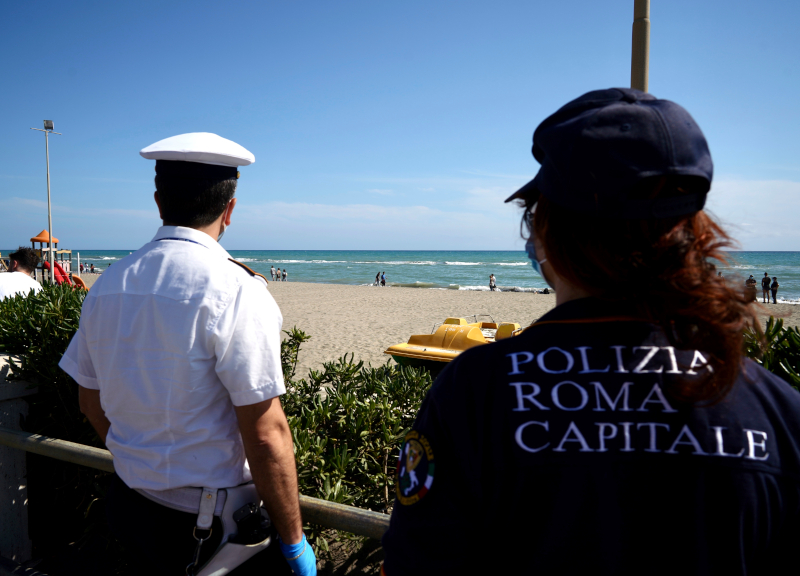 Ostia, spiagge aperte ma bagnini solo nel weekend. L’app diventa un sito web