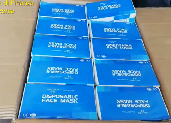Roma, 1 milione di mascherine pericolose scoperte dalla Gdf in un container Roma, 1 milione di mascherine pericolose scoperte dalla Gdf in un container