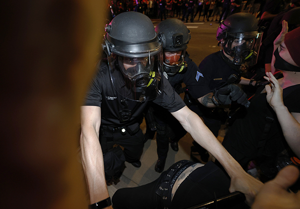 Floyd, per autopsia no strangolamento. Famiglia non si fida. Usa,caos proteste Floyd, per autopsia no strangolamento. Famiglia non si fida. Usa,caos proteste