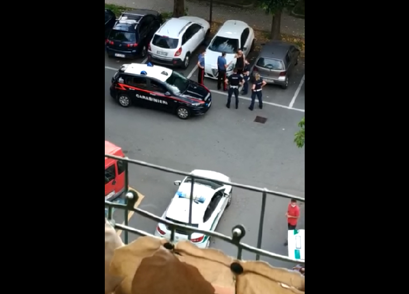 Vede un vigile urbano senza mascherina. Chiama i carabinieri. Arrestato. Video Vede un vigile urbano senza mascherina. Chiama i carabinieri. Arrestato. Video
