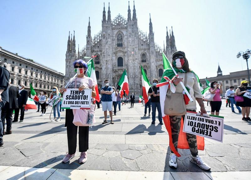 Manifestazione centrodestra a Milano, tensione Polizia-centri sociali. VIDEO Manifestazione centrodestra a Milano, tensione Polizia-centri sociali. VIDEO