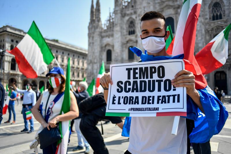 Manifestazione centrodestra a Milano, tensione Polizia-centri sociali. VIDEO Manifestazione centrodestra a Milano, tensione Polizia-centri sociali. VIDEO