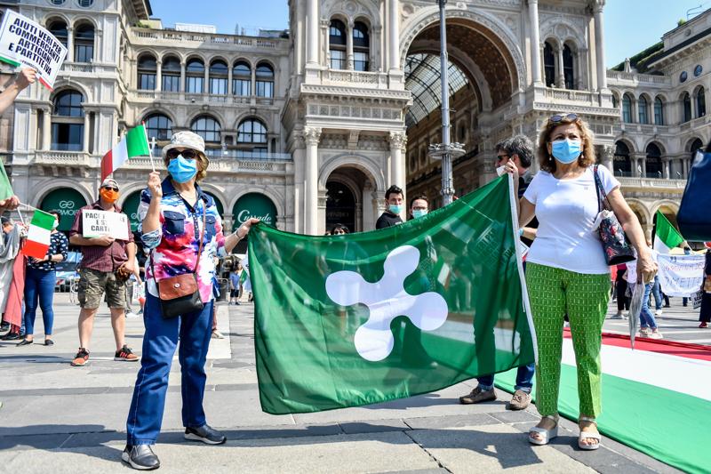 Manifestazione centrodestra a Milano, tensione Polizia-centri sociali. VIDEO Manifestazione centrodestra a Milano, tensione Polizia-centri sociali. VIDEO