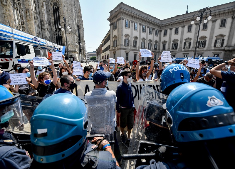 Manifestazione centrodestra a Milano, tensione Polizia-centri sociali. VIDEO Manifestazione centrodestra a Milano, tensione Polizia-centri sociali. VIDEO