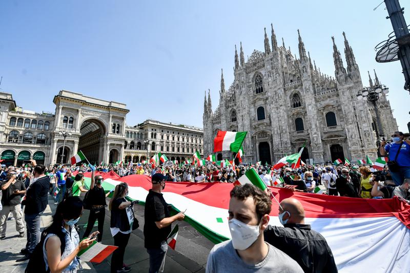 Manifestazione centrodestra a Milano, tensione Polizia-centri sociali. VIDEO Manifestazione centrodestra a Milano, tensione Polizia-centri sociali. VIDEO