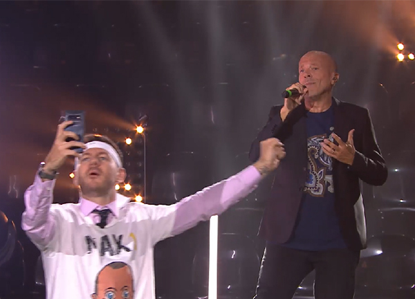 Max Pezzali, concerto per una persona a EPCC LIVE. Video Max Pezzali, concerto per una persona a EPCC LIVE. Video