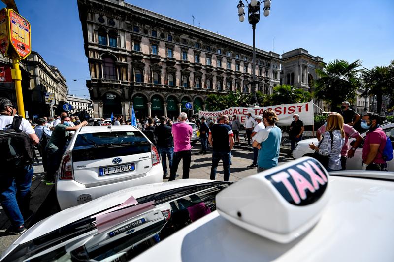 La protesta dei tassisti a Milano: “Siamo in ginocchio”. FOTO La protesta dei tassisti a Milano: “Siamo in ginocchio”. FOTO