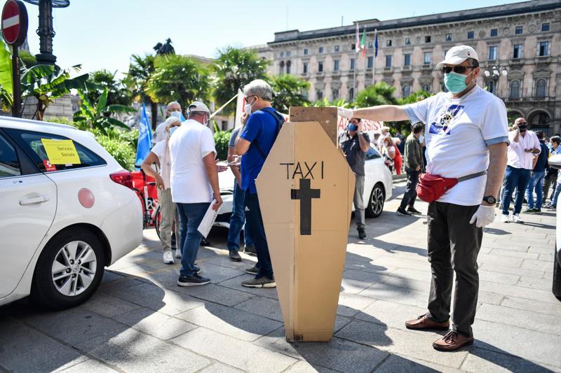 La protesta dei tassisti a Milano: “Siamo in ginocchio”. FOTO La protesta dei tassisti a Milano: “Siamo in ginocchio”. FOTO