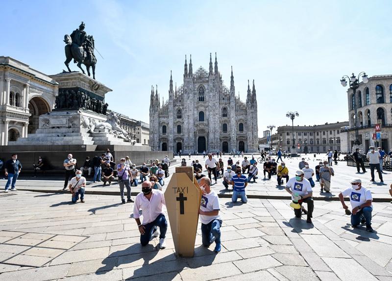 La protesta dei tassisti a Milano: “Siamo in ginocchio”. FOTO La protesta dei tassisti a Milano: “Siamo in ginocchio”. FOTO