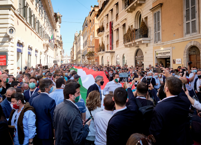 Salvini e Meloni in piazza a Roma, insorge l’M5S: “Destra tutta in quarantena” Salvini e Meloni in piazza a Roma, insorge l’M5S: “Destra tutta in quarantena”