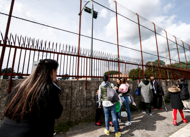 Rebibbia, due rom evadono dal carcere: superano il muro con un tubo dell’acqua Rebibbia, due rom evadono dal carcere: superano il muro con un tubo dell’acqua