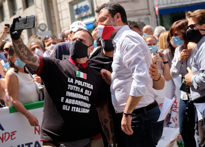 Salvini e Meloni in piazza a Roma, insorge l’M5S: “Destra tutta in quarantena” Salvini e Meloni in piazza a Roma, insorge l’M5S: “Destra tutta in quarantena”