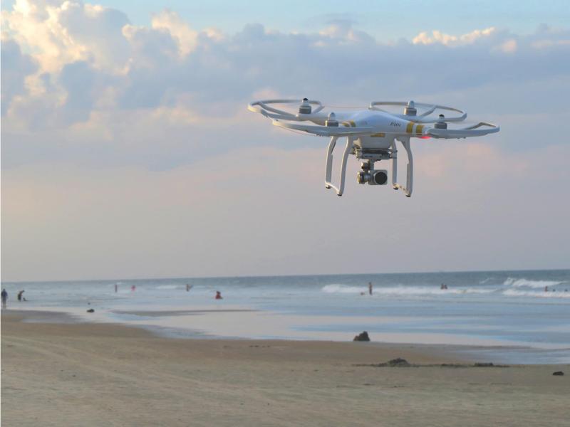 Covid-19, droni sulle spiagge per il controllo dei bagnanti Covid-19, droni sulle spiagge per il controllo dei bagnanti