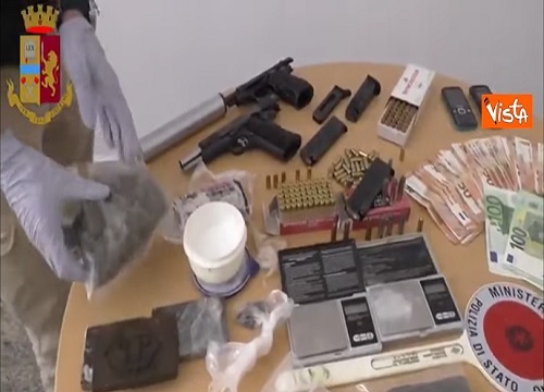 Milano, sequestrati 450 chili di droga e quattro arrestati. VIDEO Milano, sequestrati 450 chili di droga e quattro arrestati. VIDEO