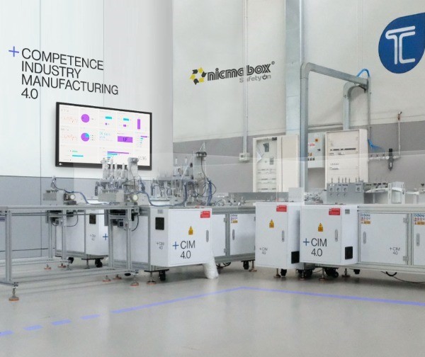 Mascherine chirurgiche: la prima linea automatica e digitalizzata per produrle Mascherine chirurgiche: la prima linea automatica e digitalizzata per produrle