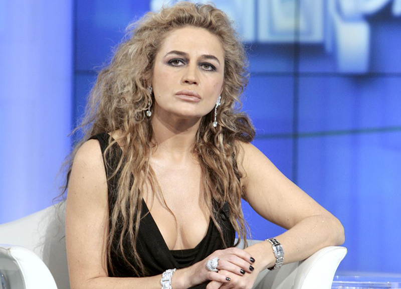 “Una notte con Trump, mi sono pentita”. La confessione hot di Lory del Santo “Una notte con Trump, mi sono pentita”. La confessione hot di Lory del Santo