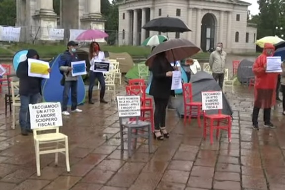 Le partite Iva protestano a Milano: “Siamo i dimenticati d’Italia”. VIDEO Le partite Iva protestano a Milano: “Siamo i dimenticati d’Italia”. VIDEO