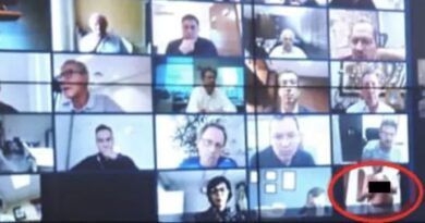 Senatrice in topless a una riunione su Zoom. Telecamera resta accesa e…