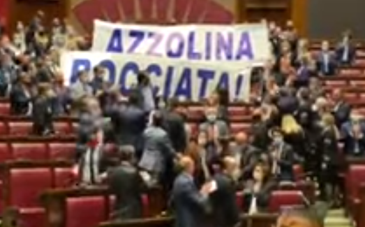 “Azzolina bocciata”, lo striscione della Lega in aula alla Camera. VIDEO “Azzolina bocciata”, lo striscione della Lega in aula alla Camera. VIDEO