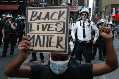 Usa, nuovo video choc: a marzo altro afroamericano soffocato dagli agenti