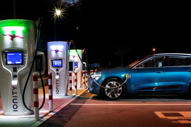 Audi e-tron,110 chilometri di autonomia ripristinabili in 10 minuti Audi e-tron,110 chilometri di autonomia ripristinabili in 10 minuti