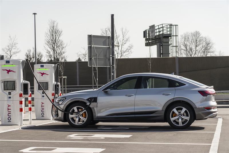 Audi e-tron,110 chilometri di autonomia ripristinabili in 10 minuti Audi e-tron,110 chilometri di autonomia ripristinabili in 10 minuti
