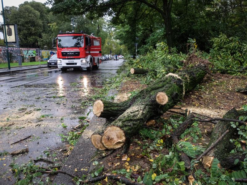 Maltempo sul Nord Italia: frane e allagamenti. Allarme in Lazio, Toscana e.. Maltempo sul Nord Italia: frane e allagamenti. Allarme in Lazio, Toscana e..